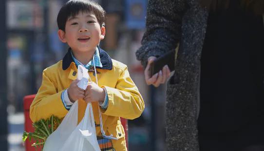 也要换苹果手机”的安徽高中生现状令人感慨尊龙凯时人生就是搏平台13年前那个“卖肾(图3)