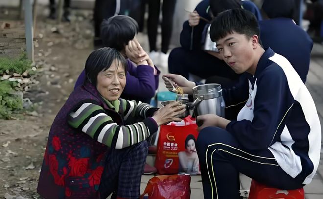 也要换苹果手机”的安徽高中生现状令人感慨尊龙凯时人生就是搏平台13年前那个“卖肾(图9)